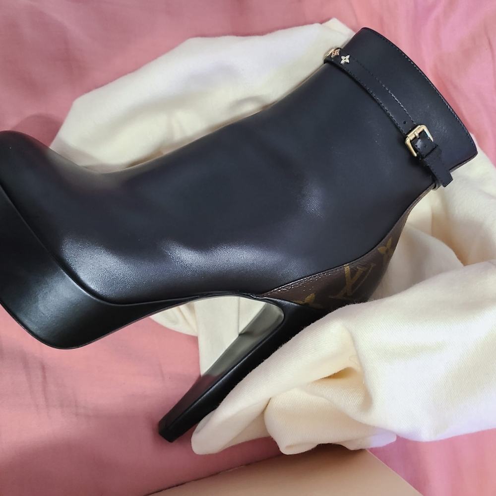 Sleek Black Stiletto Heeled Boots